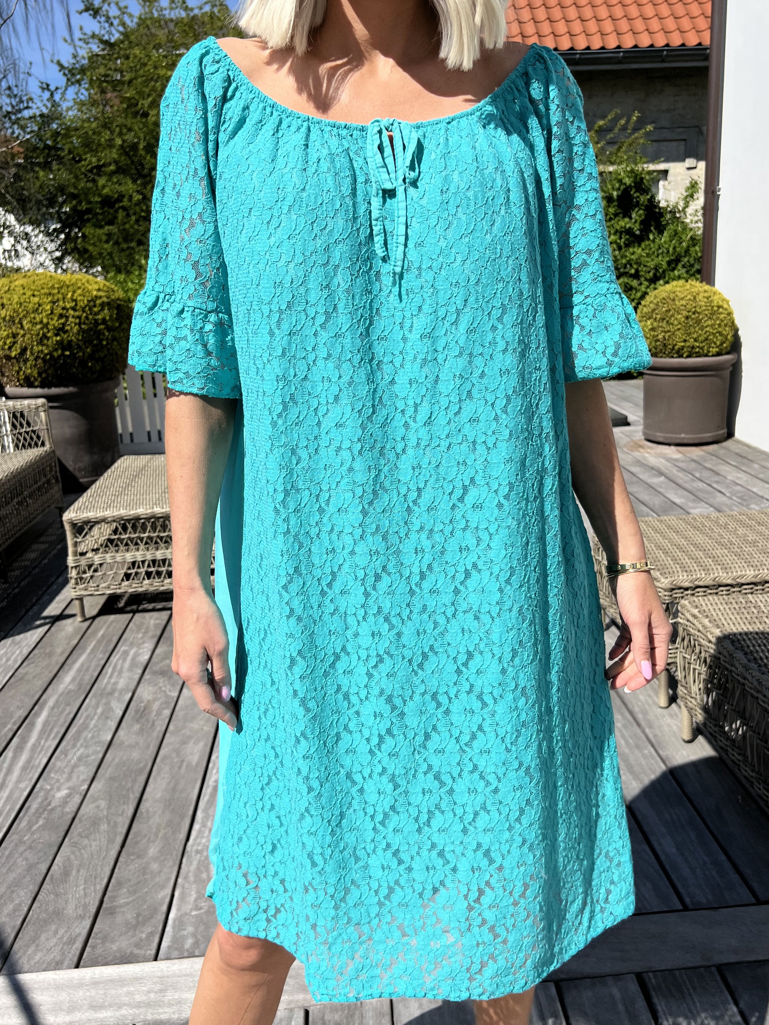 Arisha - Sød blondekjole med elastikkant i udskæringen